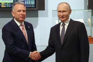 O presidente russo Vladimir Putin e o enviado especial do presidente dos EUA, Steve Witkoff, apertam as mãos antes de suas conversas em São Petersburgo na Rússia